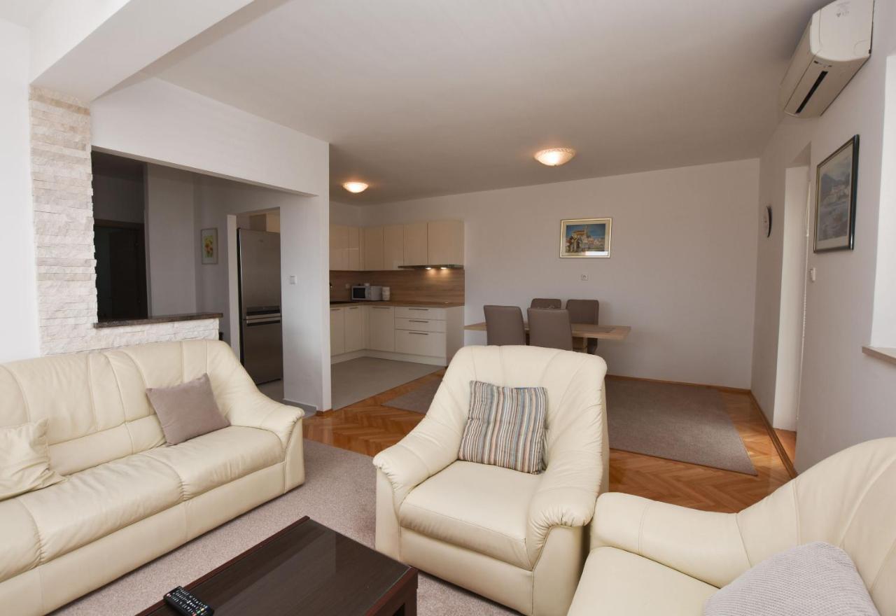 Apartments Danica Примоштен Екстер'єр фото