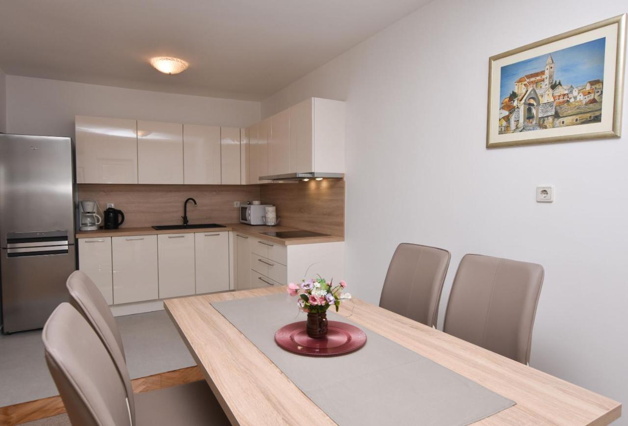 Apartments Danica Примоштен Екстер'єр фото