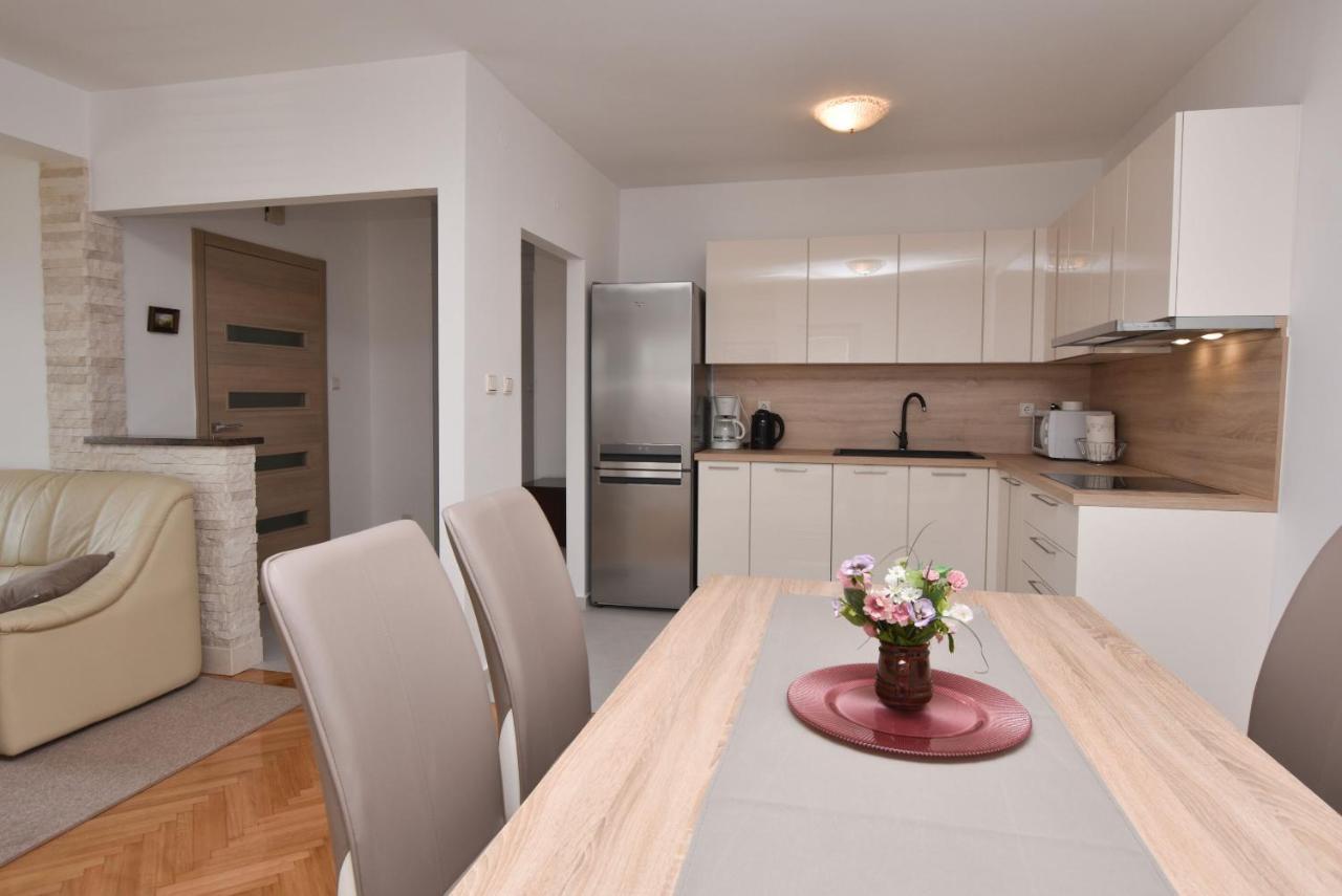 Apartments Danica Примоштен Екстер'єр фото
