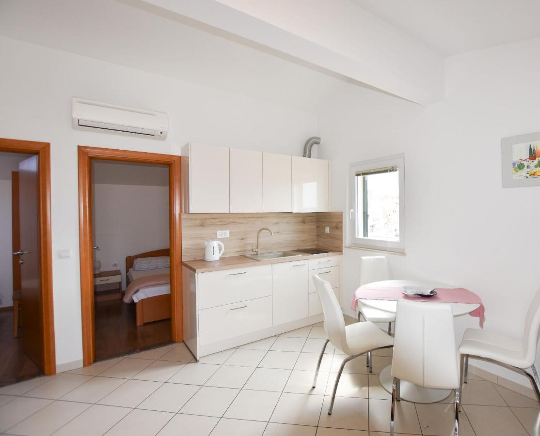Apartments Danica Примоштен Екстер'єр фото