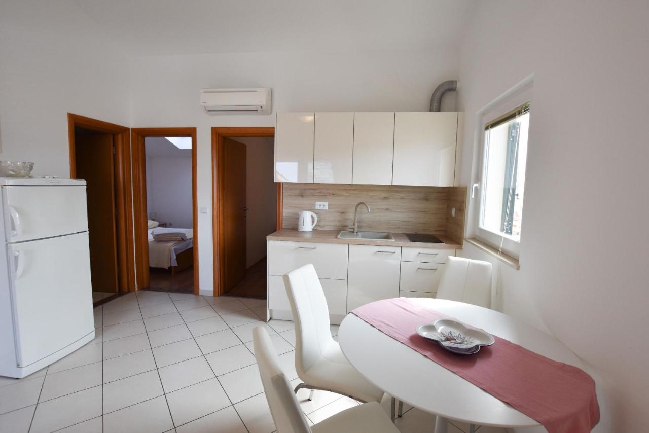 Apartments Danica Примоштен Екстер'єр фото