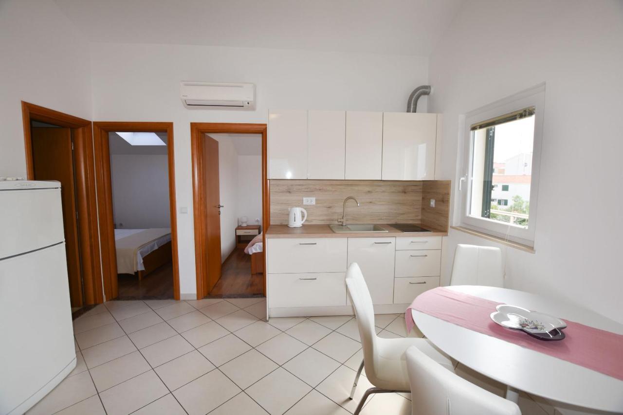 Apartments Danica Примоштен Екстер'єр фото