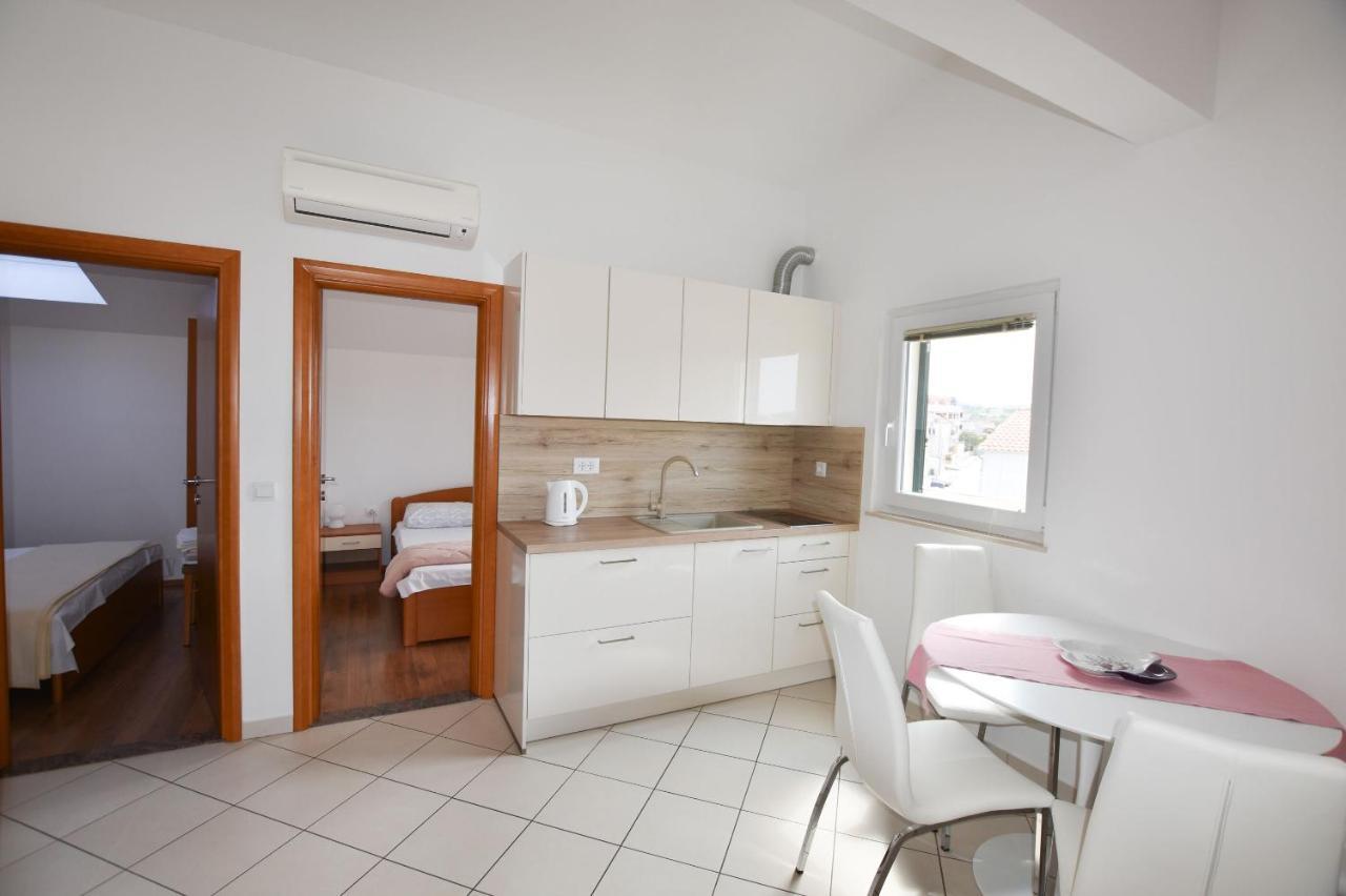 Apartments Danica Примоштен Екстер'єр фото