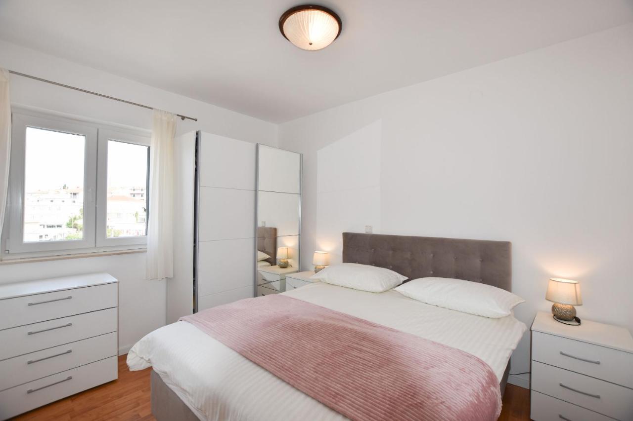 Apartments Danica Примоштен Екстер'єр фото