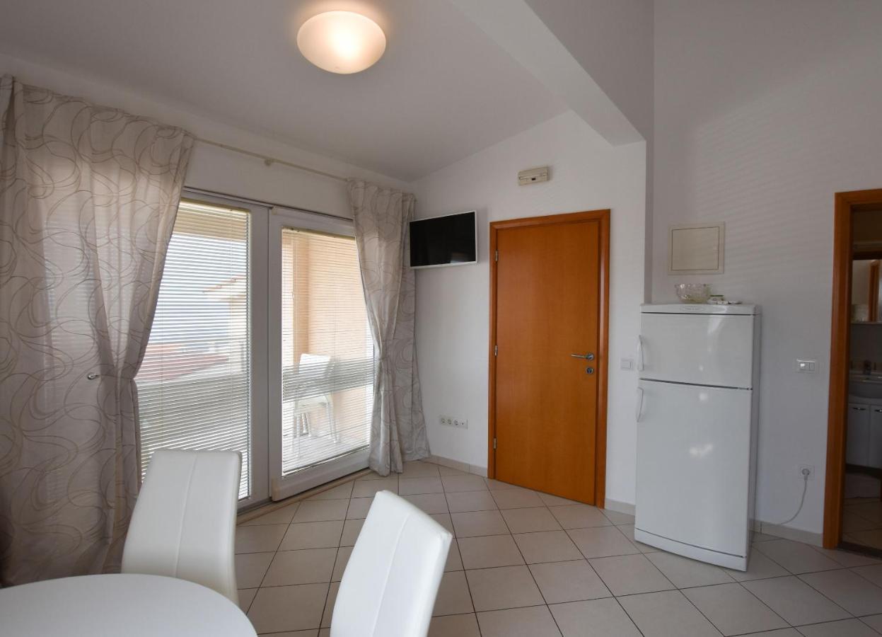 Apartments Danica Примоштен Екстер'єр фото