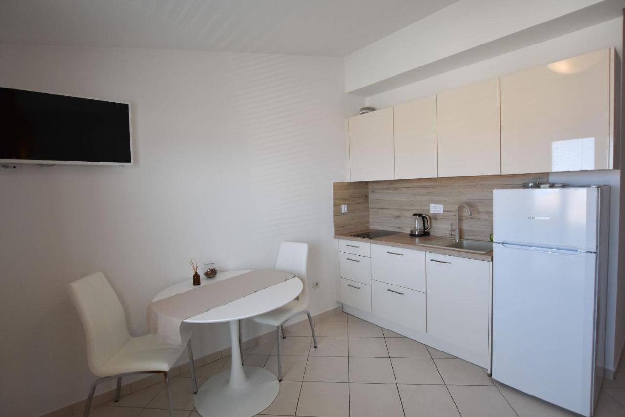 Apartments Danica Примоштен Екстер'єр фото