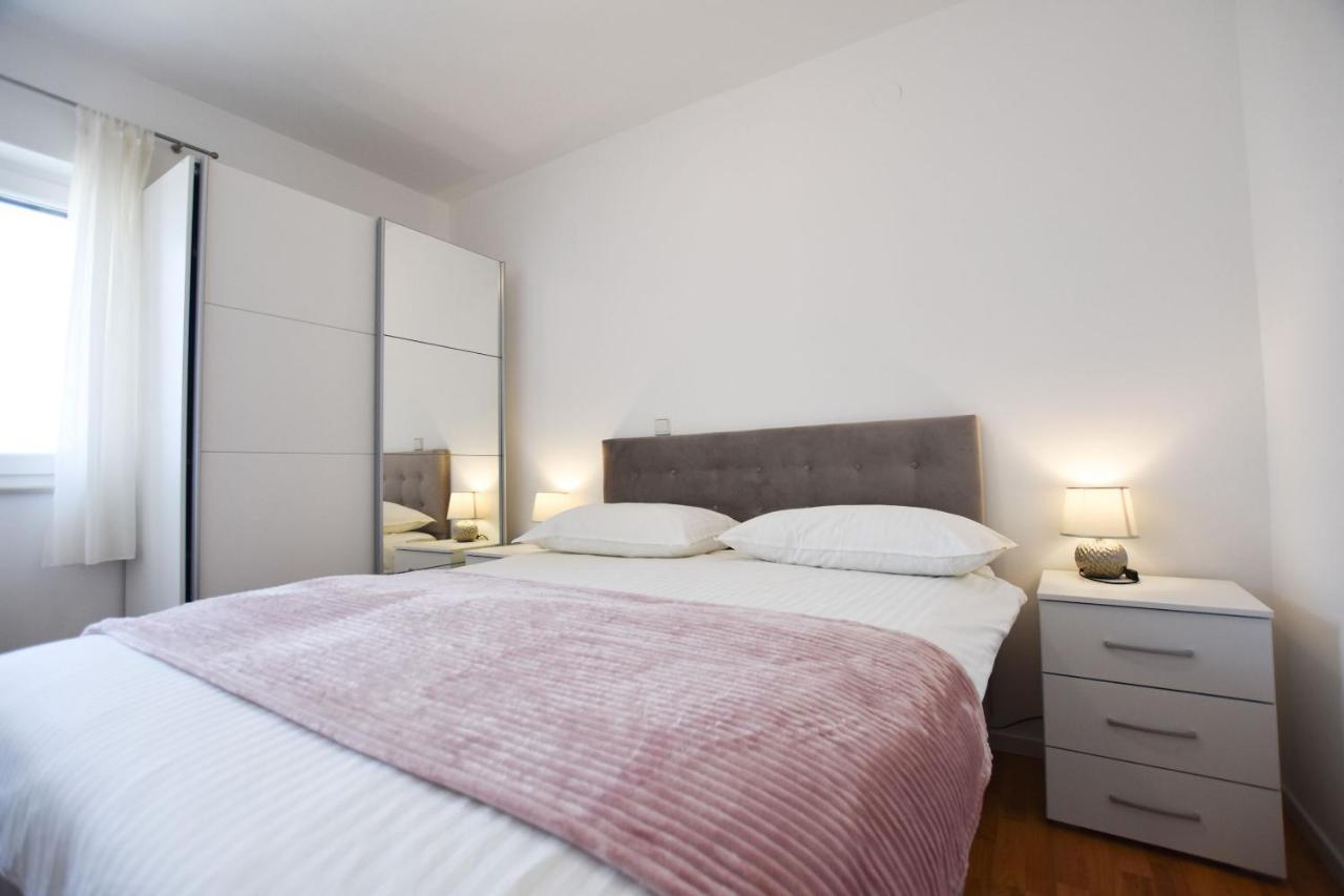 Apartments Danica Примоштен Екстер'єр фото