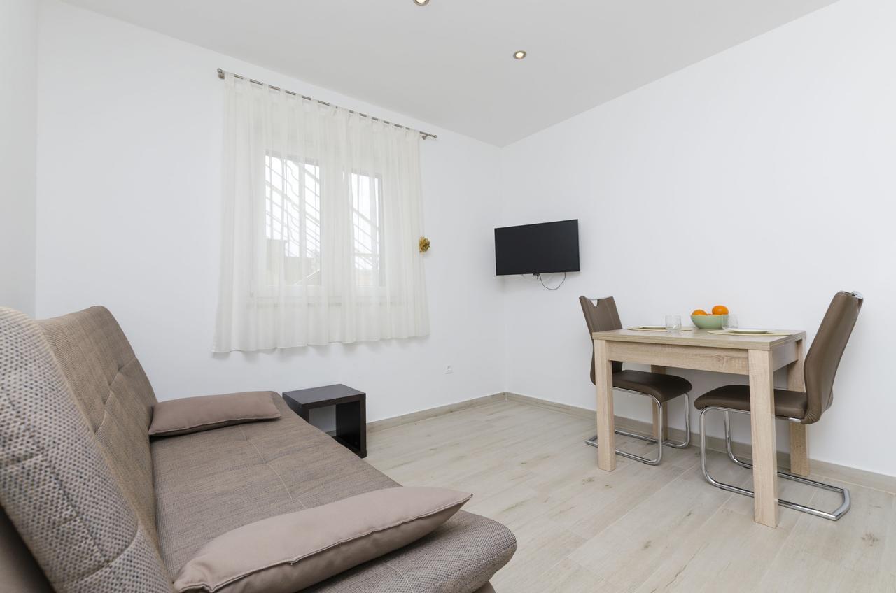 Apartments Danica Примоштен Екстер'єр фото