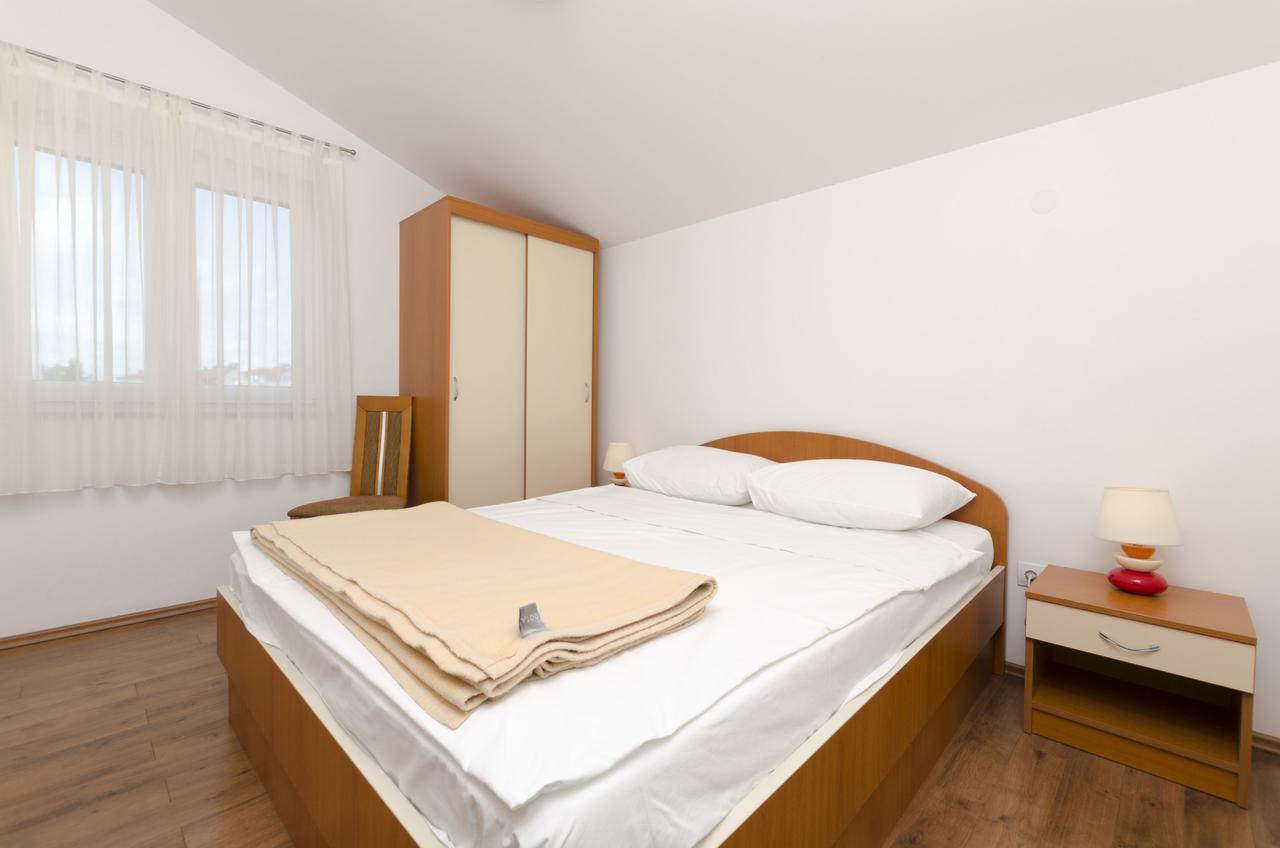 Apartments Danica Примоштен Екстер'єр фото
