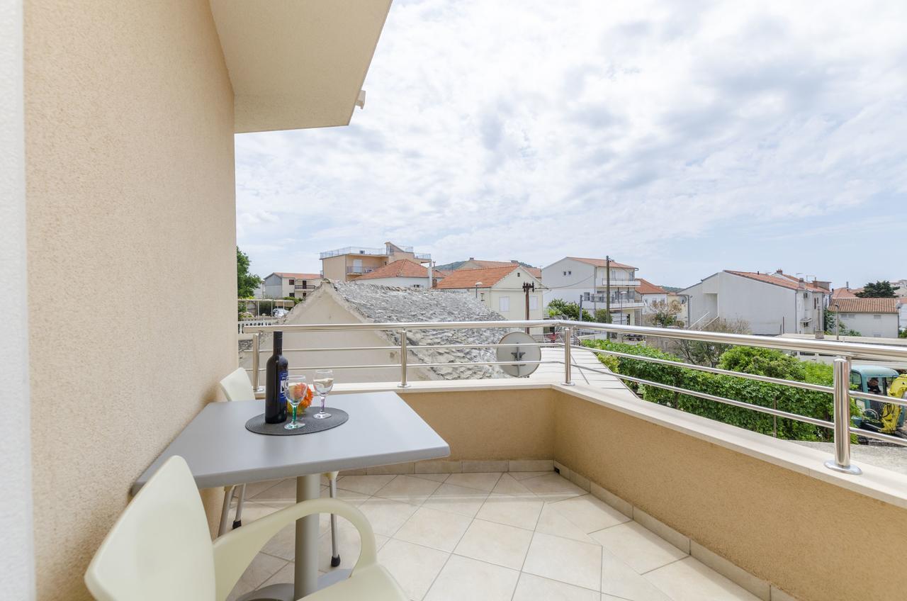 Apartments Danica Примоштен Екстер'єр фото