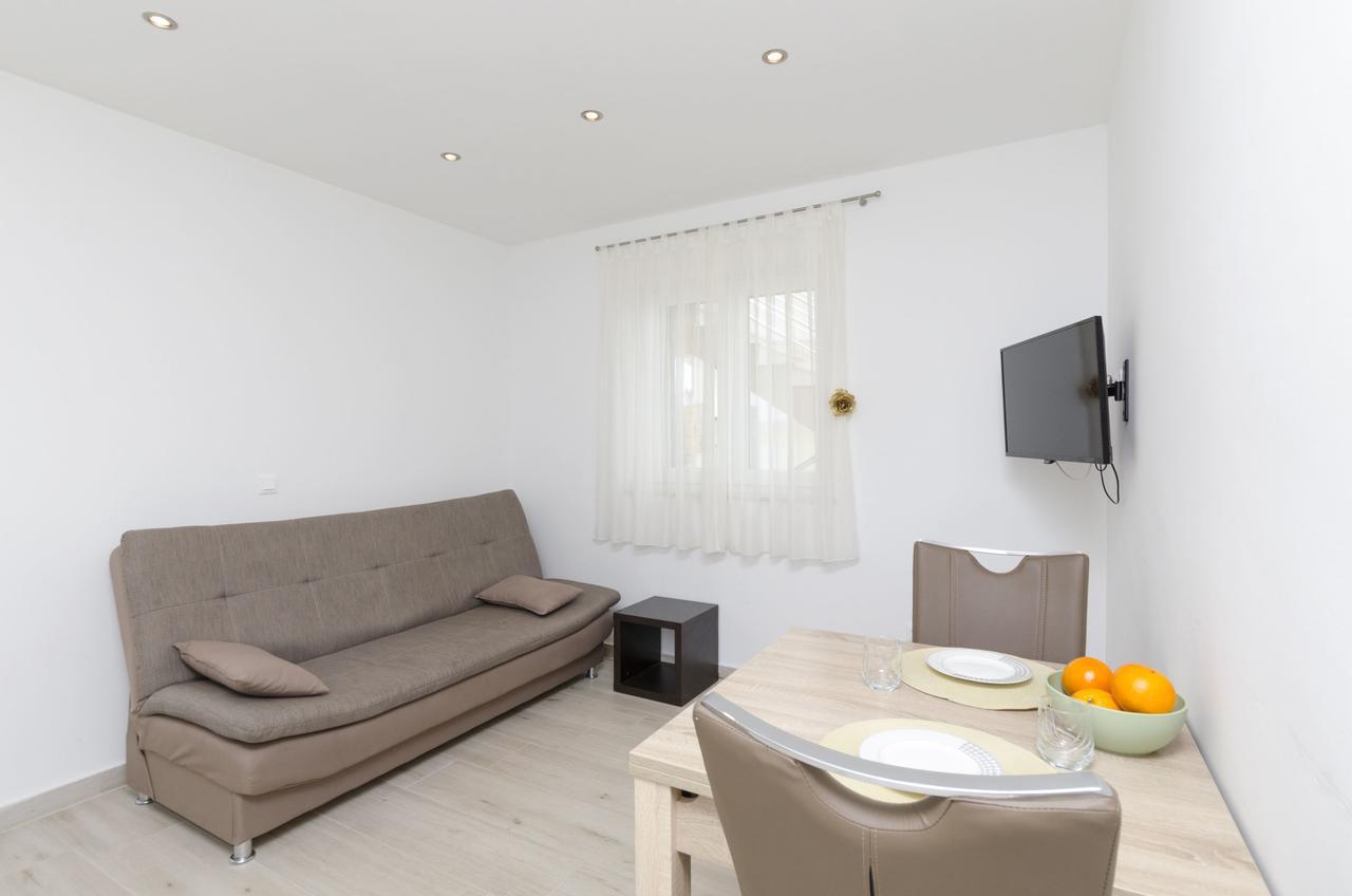Apartments Danica Примоштен Екстер'єр фото