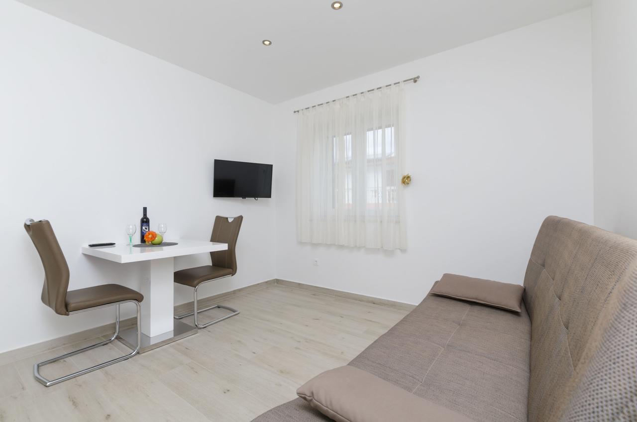 Apartments Danica Примоштен Екстер'єр фото
