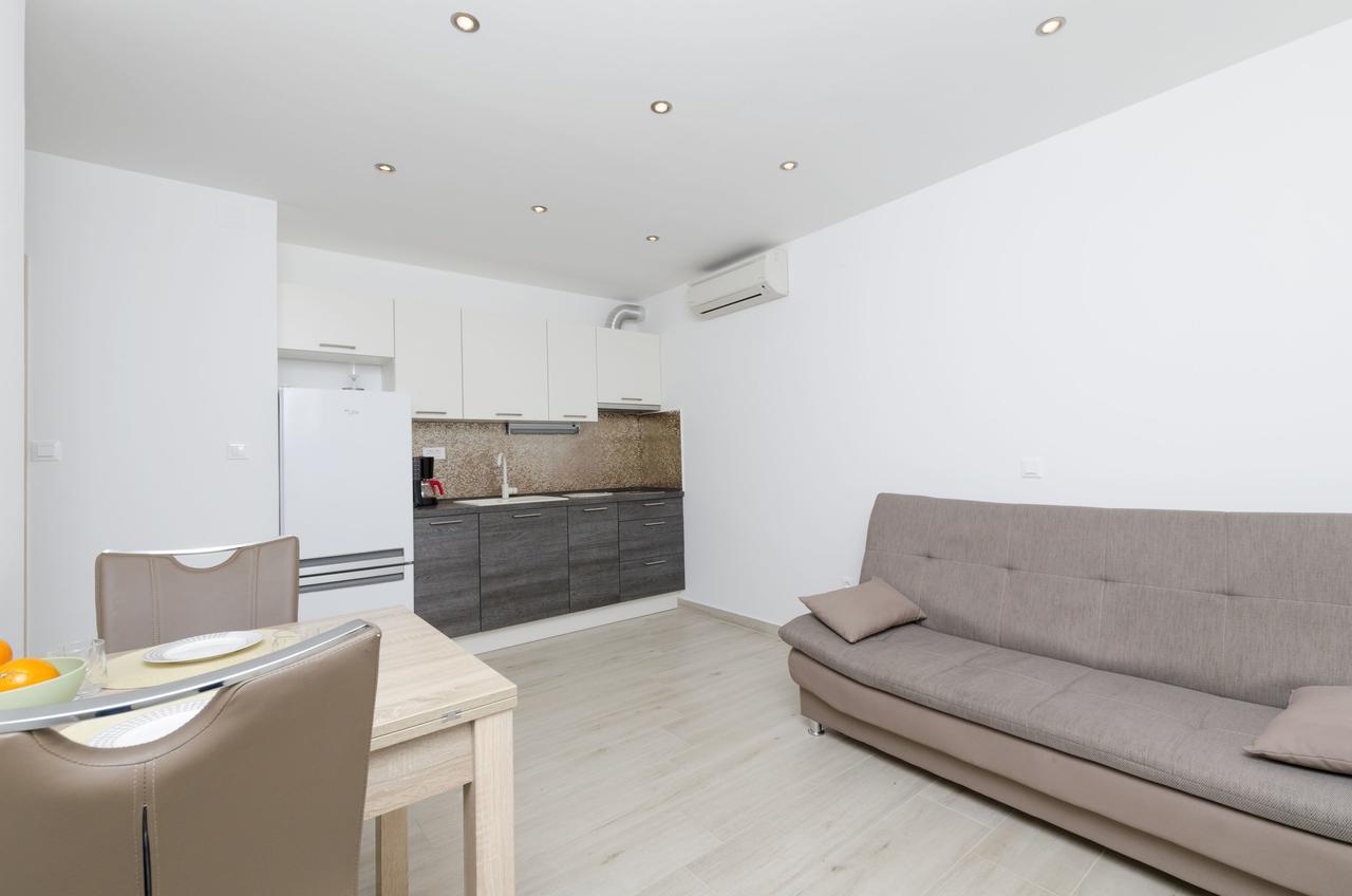 Apartments Danica Примоштен Екстер'єр фото