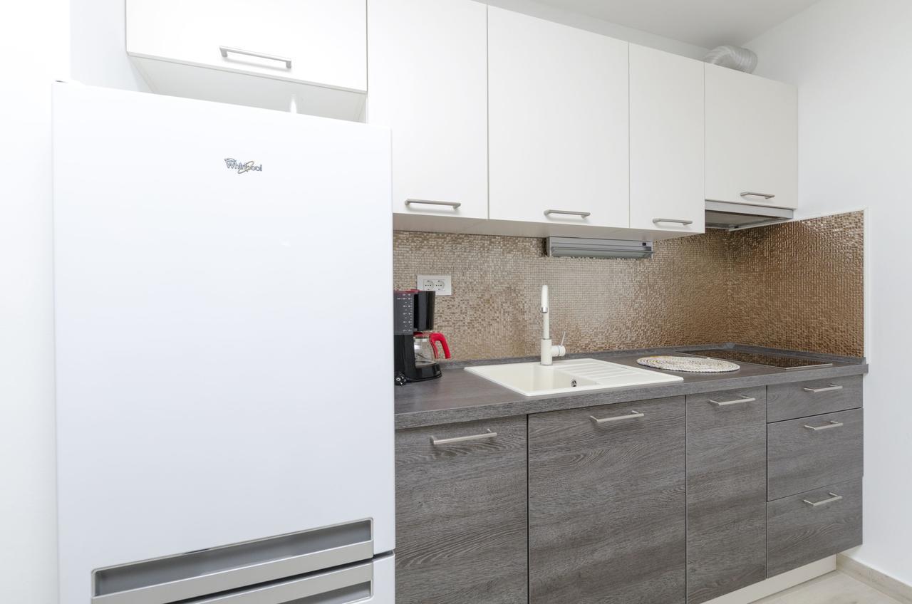 Apartments Danica Примоштен Екстер'єр фото