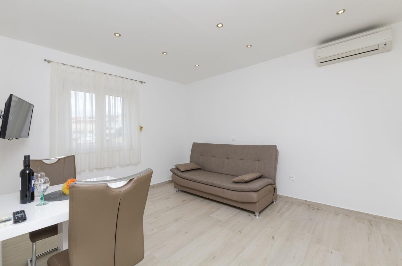 Apartments Danica Примоштен Екстер'єр фото