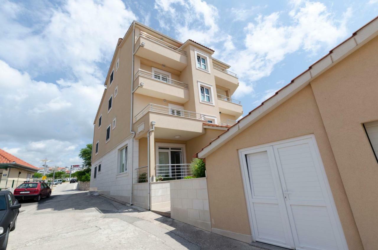 Apartments Danica Примоштен Екстер'єр фото